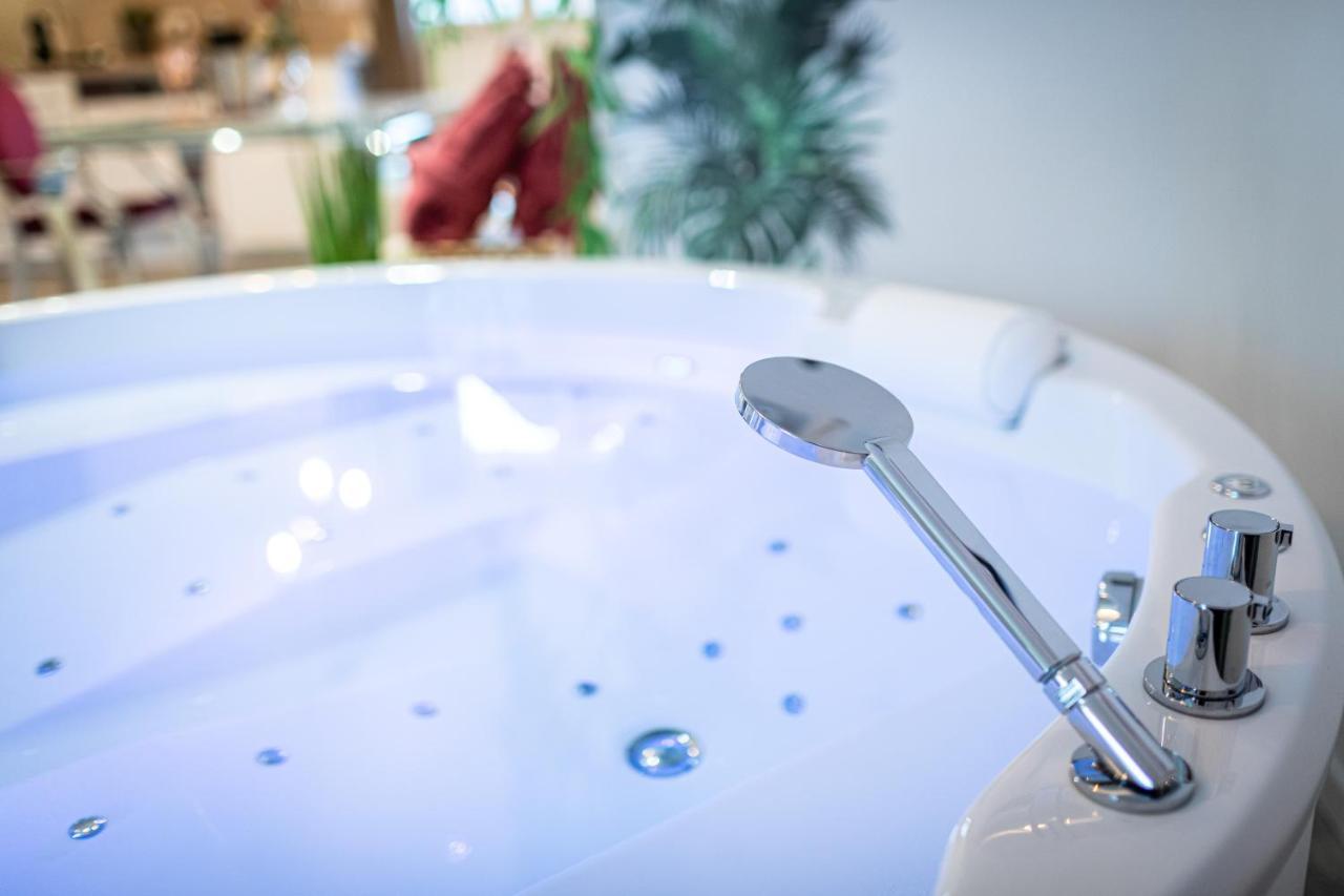 Suite L'Echappee: Romantic Spa Retreat with Private Sauna Pezarches Exterior photo